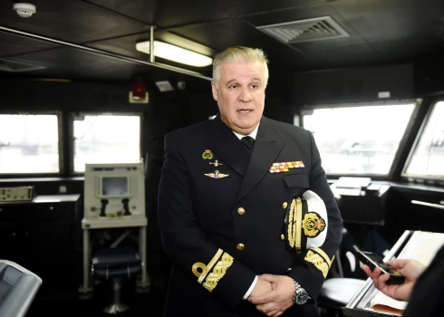 Admirālis Hoakins Ruiss Eskahedo uz spāņu fregates "ESPS Almirante Juan de Borbón" klāja.