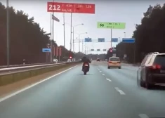Policisti Rīgā noķer motocikla vadītāju, kurš bēga ar 200 km/h lielu ātrumu