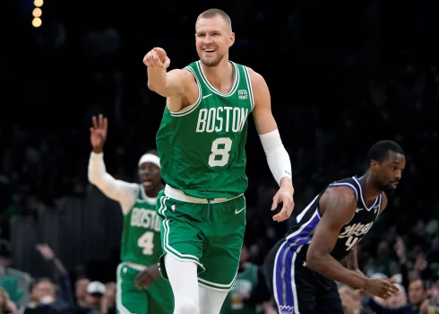 Kristaps Porziņģis laukumā "uguņo" (foto: Scanpix / AP)