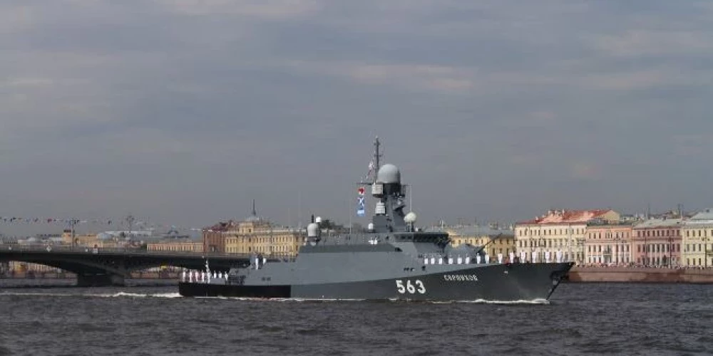 Baltijas jūrā aizdedzināts Krievijas raķešu kuģis "Serpuhov", paziņo Ukraina