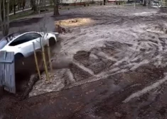 VIDEO: Ķīpsalā autovadītājs ar īrētu "Teslu" lielā ātrumā taranē sētu un iebrauc pagalmā