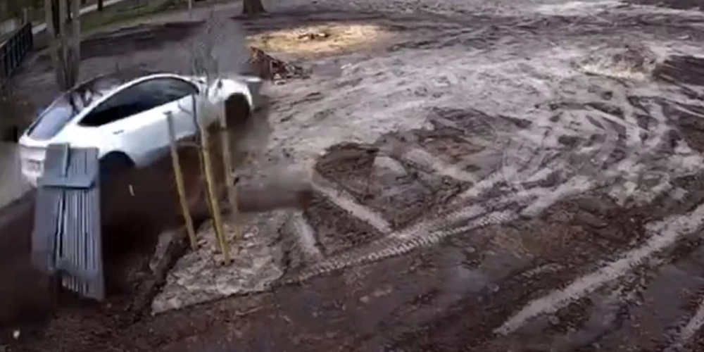 Лихач на Tesla протаранил забор и въехал на участок.