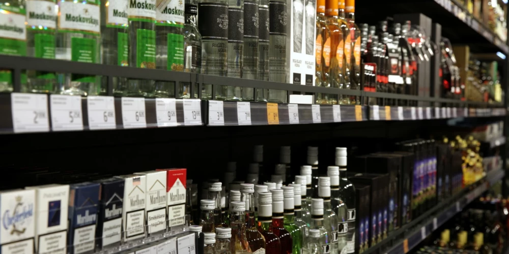 Пьянству - бой! Продажу алкоголя в Латвии ограничат еще сильнее