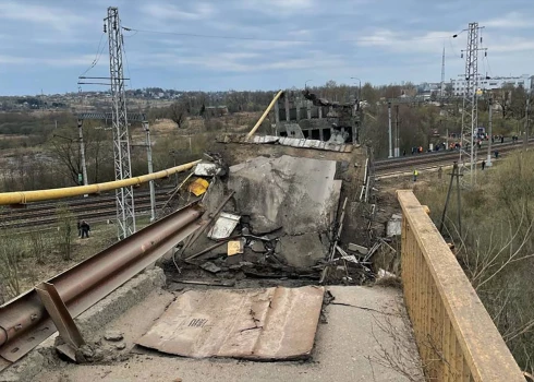 VIDEO: Smoļenskas apgabalā uz dzelzceļa sliedēm sabrūk tilts, apgrūtinot satiksmi līnijā Maskava-Minska
