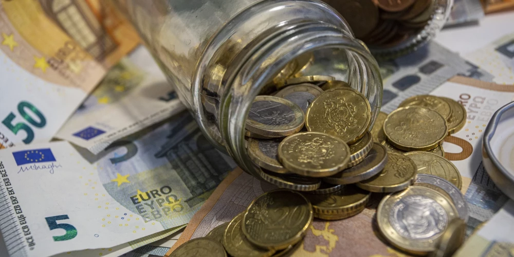 42% Latvijas iedzīvotāju iegulda naudu akcijās vai pensiju fondos