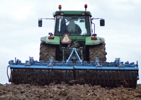 Traktoriem tehnisko apskati iespējams iziet arī "mājas apstākļos"