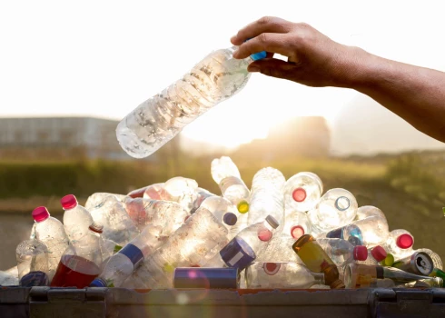Vai depozītu sistēmas dēļ samazinās pludmalē izmesto pudeļu skaits?