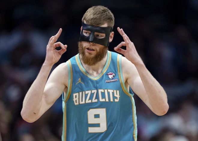 Bertānam 13 punkti pret "Mavericks"; Porziņģis nepiedalās zaudētā NBA antirekordspēlē