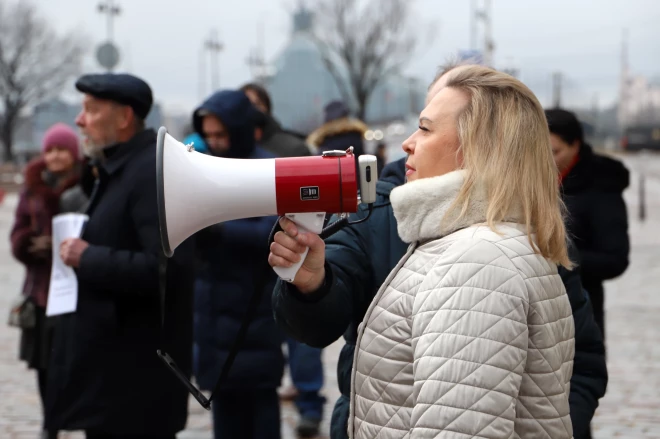 Centra partija uz EP vēlēšanām iet ne tikai ar kaujas saucieniem uz lūpām, bet arī Raiņa dzejas rindām un prasības pēc kristīgas mīlestības (attēlā – partijas lokomotīve Inna Djeri).