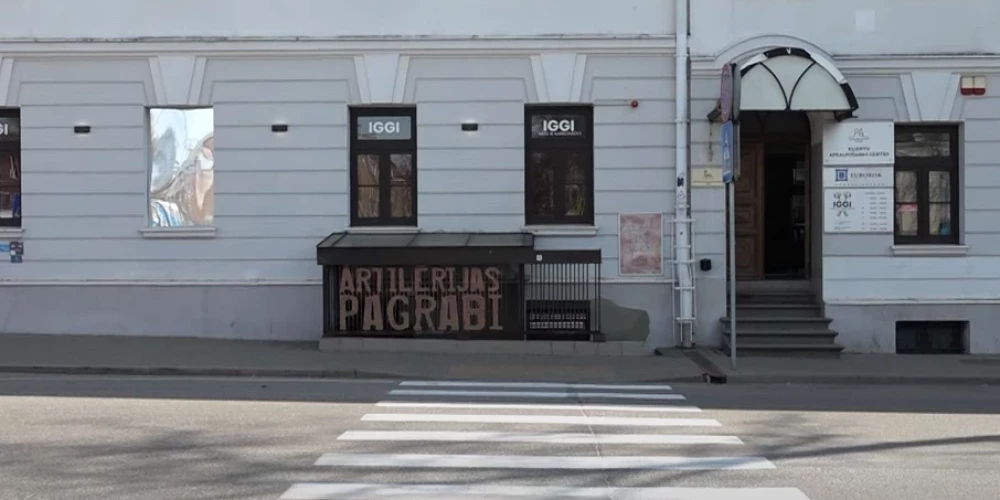 Klubs "Artilērijas pagrabi", uz kura sienas parādījās agresorvalsti slavinošs uzraksts (ekrānuzņēmums no video)