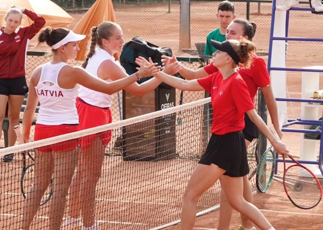 Ostapenko un Semeņistaja izšķirošajā dubultspēlē Kingas kausa cīņā nodrošina Latvijas uzvaru pār Turciju