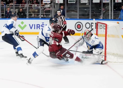 FOTO: Mazliet pietrūka! Latvijas hokeja izlase pārbaudes spēlē Rīgā papildlaikā piekāpjas Somijai