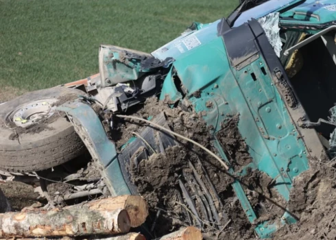 VIDEO: baļķvedēja avārija uz Aizputes šosejas - automašīna samīcīta, bet vadītājam tikai nobrāzumi