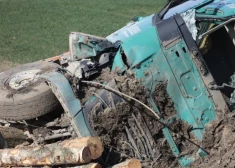 ВИДЕО: авария лесовоза на Айзпутском шоссе - машина "в хлам", а водитель получил лишь царапины