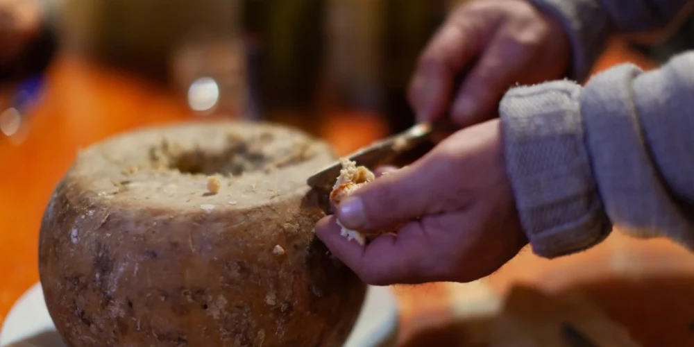 Kas ir pasaulē bīstamākais siers, un kāpēc tā ēšana kaitē veselībai? 