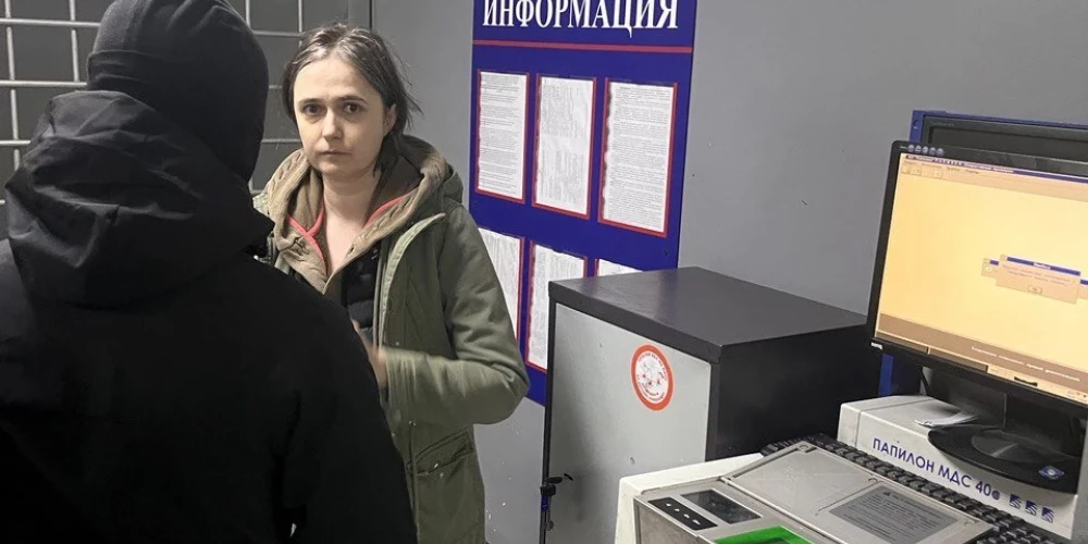 Aizturēta "Novaja Gazeta. Eiropa" galvenā redaktora sieva, kuru apsūdz sava bērna slepkavības mēģinājumā. Redakcija strādā Latvijā