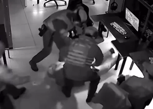 VIDEO: kinogrāvēja cienīgas ainas! Krievijas datorklubā arestē vīrieti, kurš "Counter-Strike" spēlēja kā terorists