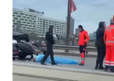 Мотоциклист погиб на Каменном мосту в Риге: момент столкновения с машиной попал на видео