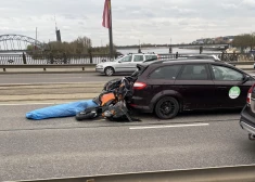 Sadursmē uz Akmens tilta bojā gājis motociklists
