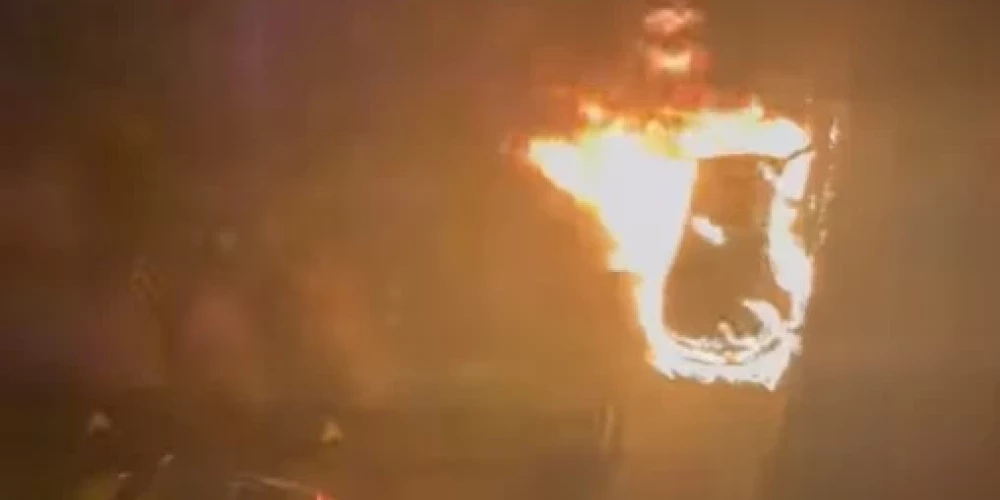 ВИДЕО: в Вецмилгрависе во дворе многоэтажного дома ночью сгорел автомобиль