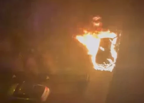 ВИДЕО: в Вецмилгрависе во дворе многоэтажного дома ночью сгорел автомобиль