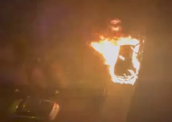 ВИДЕО: в Вецмилгрависе во дворе многоэтажного дома ночью сгорел автомобиль