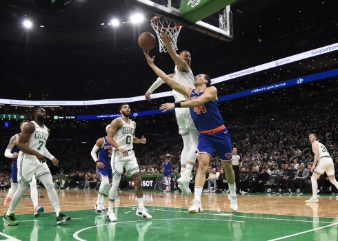 Kristapa Porziņģa 14 punkti neglābj "Celtics" no otrā pēriena pēc kārtas