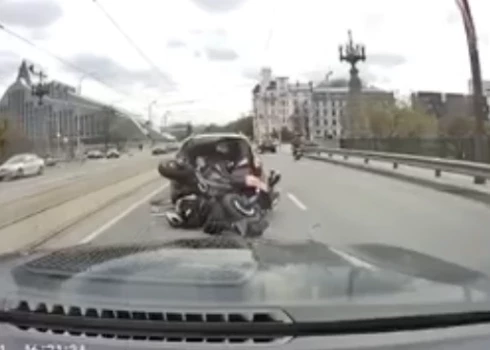 Uz Akmens tilta Rīgā gājis bojā motociklists: sadursmes brīdis ar automašīnu nonācis video
