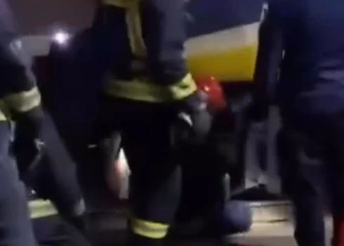 VIDEO: Rīgas Centrālajā stacijā glābēji mēģina izvilkt zem vilciena pakļuvušu cilvēku