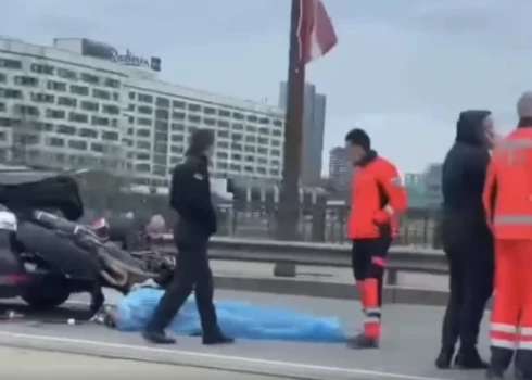 Policija sniegusi informāciju par motociklistu, kurš gāja bojā sadursmē uz Akmens tilta