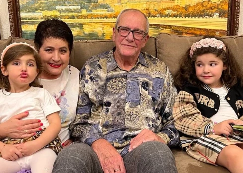 Маленькие дочери 84-летнего Виторгана собираются на вечеринку с "невидимым мужем"