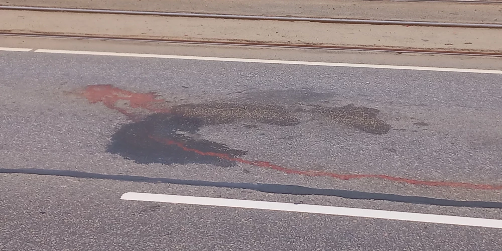 Следы крови на месте вчерашней смертельной аварии на Каменном мосту в Риге - неужели это не нужно убирать?