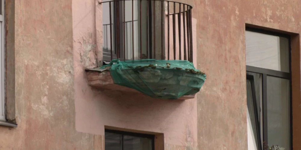 "Мы, дураки, ходим под ними": жители Саркандаугавы рискуют жизнью из-за отваливающихся балконов