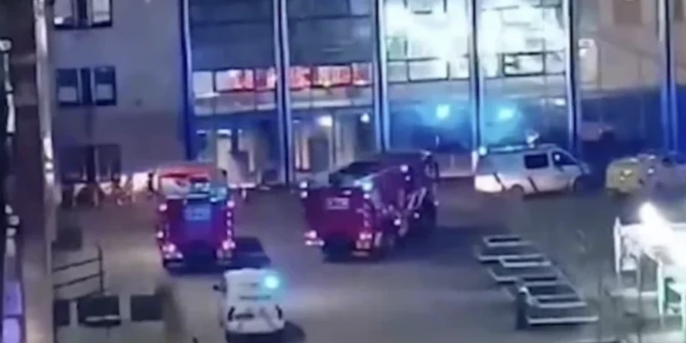 Negadījums Rīgas stacijā: lai atbrīvotu zem vilciena pakļuvošo vīrieti, mašīnistam nācās pabraukt atpakaļ
