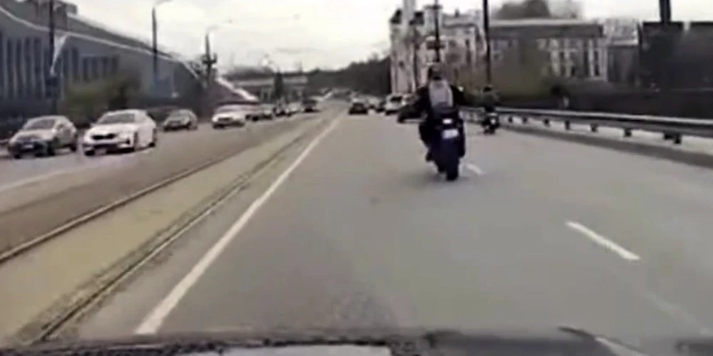 Kadrs ar bojāgājušo motociklistu.