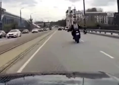 Speciālisti par traģisko motociklista sadursmi uz Akmens tilta: pie vainas nebija ātra braukšana