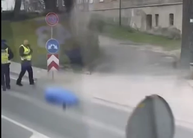 ВИДЕО: в Алуксне под колесами грузовика погибла женщина