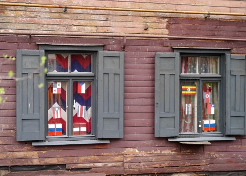 Фото окон квартиры задержанной Крейле: в них выставлены российские флаги и символы советской власти