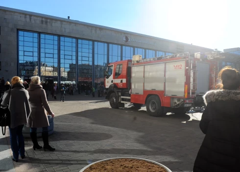 Очевидец трагедии на Центральном вокзале Риги: "Колесо поезда вырвало всю плоть из голени мужчины!"