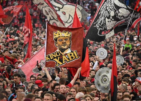 "Bayer" līdzjutēji līksmo un slavē treneri Šavi Alonso, kuram izdevies līdz šim neiespējamais — Vācijas čempionu titluls "Bayer" komandai