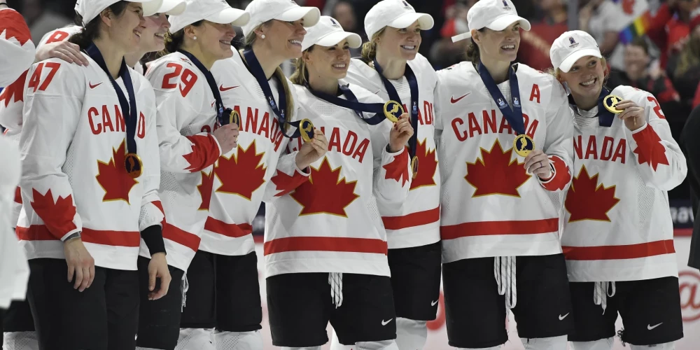 Kanādas hokejistes dramatiskā cīņā 13. reizi triumfē pasaules čempionātā