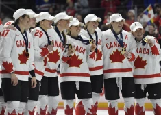 Kanādas hokejistes dramatiskā cīņā 13. reizi triumfē pasaules čempionātā