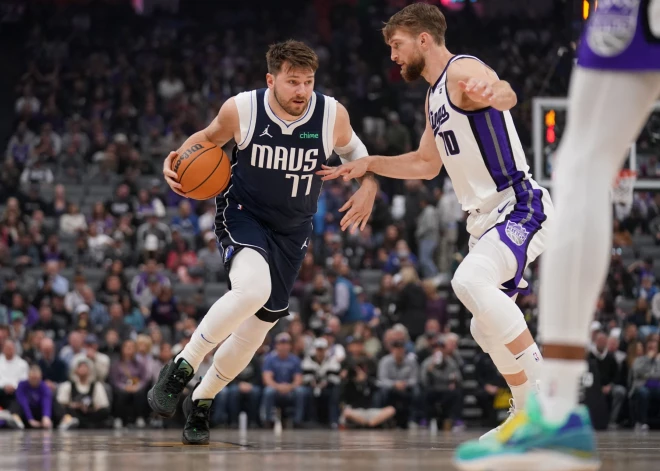 Luka Dončičs uzbrukumā pret Domantu Saboni.