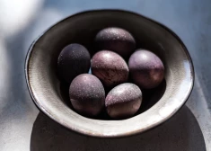 Kā krāsot olas sarkanvīnā? Te der jebkurš, arī lētais paku vīns