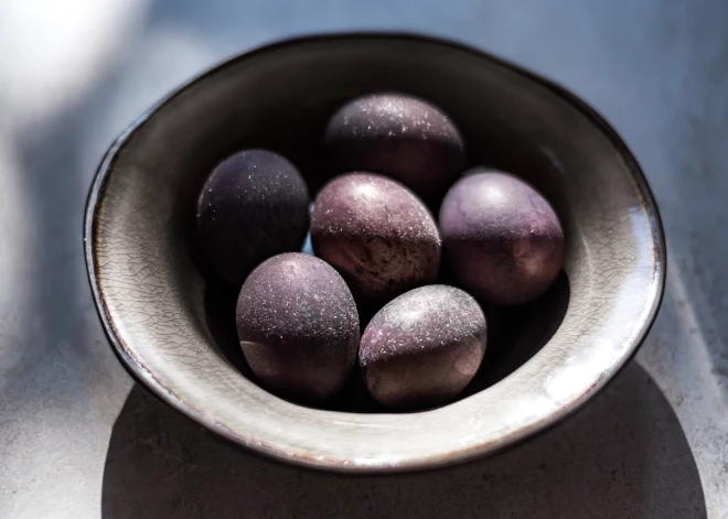 Kā krāsot olas sarkanvīnā? Te der jebkurš, arī lētais paku vīns