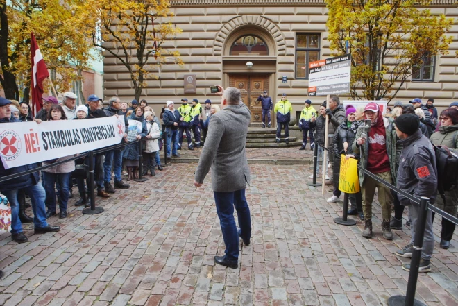 „Apvienība Jaunlatvieši” izcēlusies ar skaļām protesta akcijām – šeit viņi pie Jēkaba nama protestē pret Stambulas konvenciju.