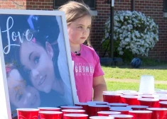 Alabamas pilsētas sabiedrību aizkustina 7 gadus veca meitenīte, kas pārdod limonādi, lai varētu uzstādīt savas nesen mirušās mammas kapa pieminekli