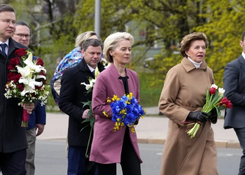 ФОТО: президент Еврокомиссии Урсула фон дер Ляйен возложила цветы к памятнику Свободы