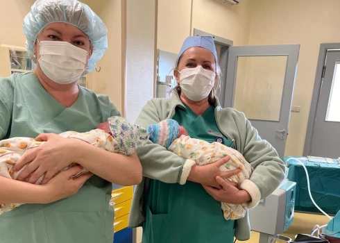 Kuldīgas slimnīcas 2024. gada pirmo dvīņu pāri – brālīšus Miķeli un Ansi Zīles - tur Kuldīgas slimnīcas Reanimācijas un anestezioloģijas nodaļas vadītāja Dr. Svetlana Serpāne un virsmāsa Lolita Dabra.