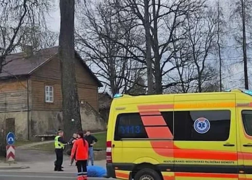 Трагическое ДТП в Алуксне: грузовик протащил тело женщины на несколько метров вперед